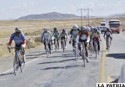 Ciclistas en plena competencia ayer en la ruta Oruro-Huari