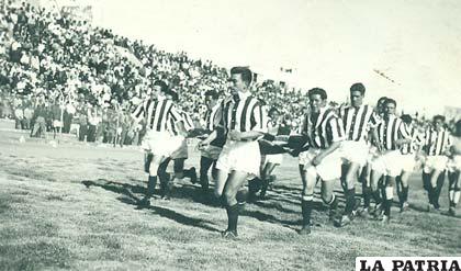Oruro Royal, en 1956, en su debut en el profesionalismo en La Paz ante Bolívar empató 3 a 3