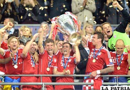 Los jugadores de Bayern de Múnich levantan el trofeo de campeón