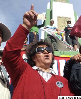 Sonia Saavedra interviniendo en defensa de Oruro en la Avenida Cívica