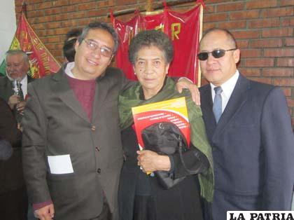 Clotilde Calancha junto a sus hijos, Gustavo y Ernesto Araníbar