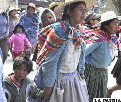 La madre boliviana es sinónimo de fortaleza y coraje a la vez que ternura y amor