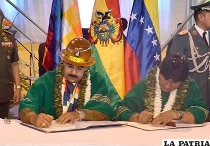 Maduro de visita en Bolivia, firmó acuerdos con Morales