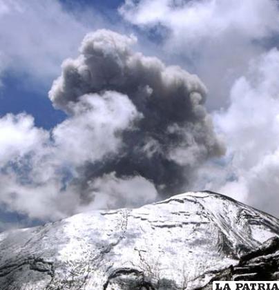 Vista de la actividad del volcán Popocatépetl desde la población de Tlacamas