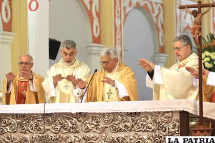 Monseñor Sergio Gualberti (segundo izquierda) asumió como nuevo Arzobispo de Santa Cruz en reemplazo del Cardenal Julio Terrazas