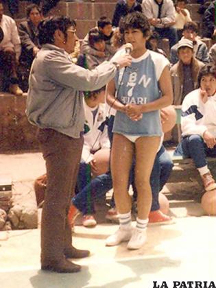 Patricia Cornejo con la selección de Oruro, accedió a una entrevista con el periodista deportivo Roberto Nogales, fue el año 1982