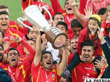 Festejo de los jugadores de Unión Española con el trofeo de campeón