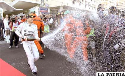 Nico Rosberg celebra con el tradicional champagne