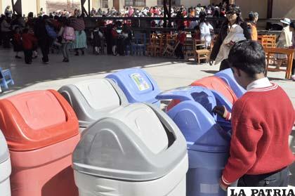 Nuevos basureros que serán utilizados por niños y niñas estudiantes de la escuela “España”