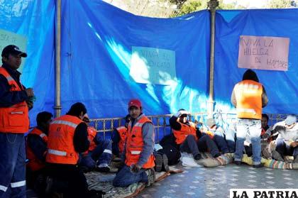 Trabajadores de OL Bolivia instalaron un piquete de huelga de hambre