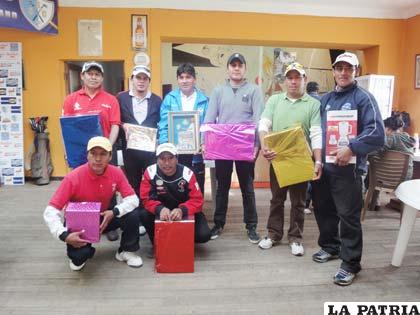 Ganadores del torneo de golf en homenaje al Día de la Madre 