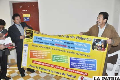 Banners que instan a la población a denunciar hechos de violencia