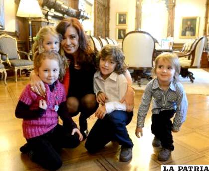 Cristina Fernández, presidenta de Argentina, junto a los niños que la visitaron