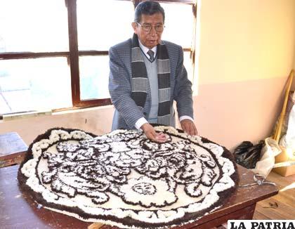 El director del ISBA, Mario Medina, con un producto del taller de telares