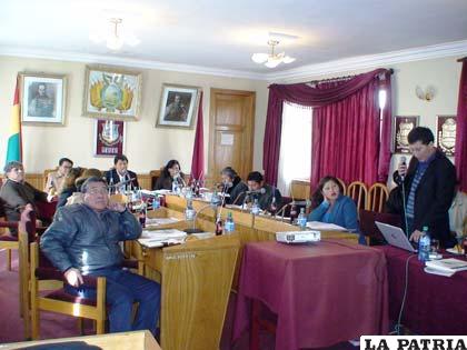 Concejales se comprometieron a trabajar la ley municipal de transporte tras conocer el Promut