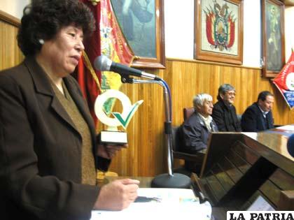 Acto de premiación a Spectrolab ayer en la UTO