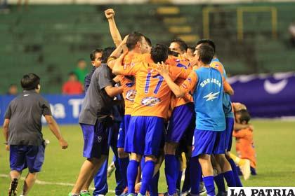 El festejo de los jugadores de San José por la victoria en Santa Cruz