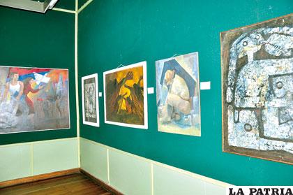 Las pinturas expuestas en el salón temporal de la Casa de la Cultura