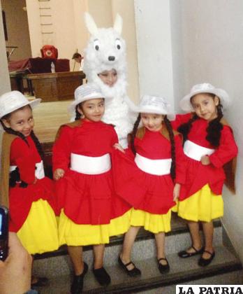 Las niñas que ganaron en el festival “Danzandes” realizado en Oruro
