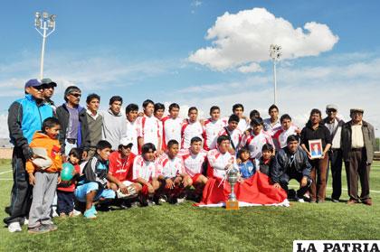 El equipo de Aurora que logró el título en la Primera de Ascenso
