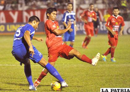 Gaitán intenta despejar ante la marca de Tórrez