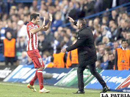 Diego Costa anotó de penal y festeja con el entrenador Simeone