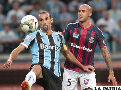 Barcos, de Cruzeiro, domina el balón ante la marca de su adversario
