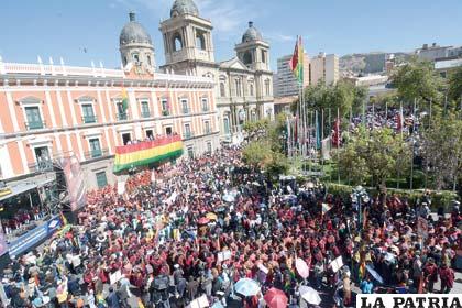 Morales en festejo por el Día del Trabajo decidió incrementarse el sueldo