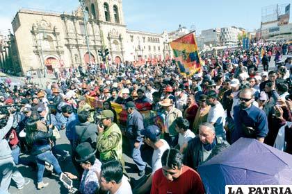 Afiliados a la COB festejaron su día con una marcha