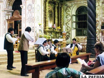 La Orquesta Sinfónica de Oruro durante su gira nacional