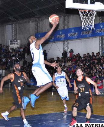 Darnell  Evans intenta encestar ante la mirada de Fernández