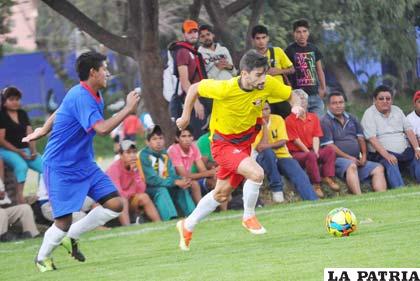 Félix Quero con el dominio del balón 
