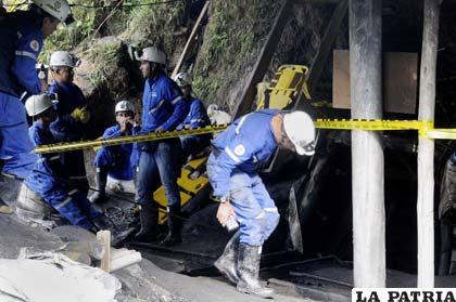 Equipos de rescate buscan los cuerpos de mineros sepultados por derrumbe