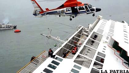 Los pasajeros son rescatados por un helicóptero de la Guardia Costera de Corea del Sur