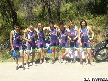 Deportistas orureños que participan en las competencias de triatlón 
