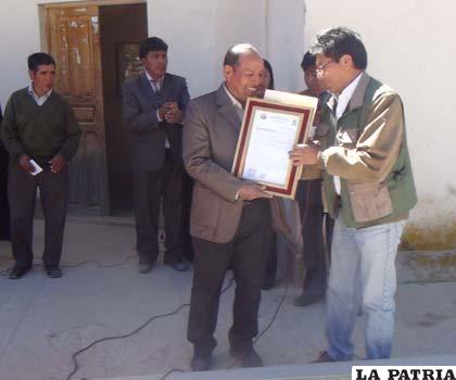 Autoridad originaria Wilfredo Ayza, recibe el título ejecutorial comunitario