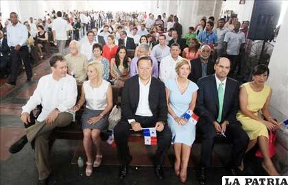 (De iz a der), Juan Carlos Navarro y Cuquí de Navarro; Juan Carlos Varela y Lorena Castillo; José Domingo Arias y Aimee de Arias