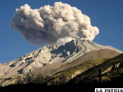 Volcán Ubinas en erupción desde el pasado 19 de abril