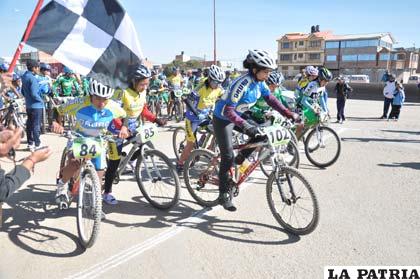 La partida de los ciclistas en la modalidad por equipos