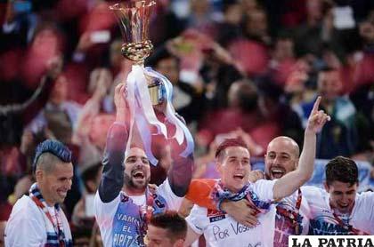 Higuaín junto a sus compañeros con el trofeo de campeón