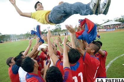 La celebración de Miguel Mercado con sus jugadores