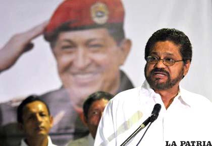 El segundo jefe de las FARC, Luciano Marín, alias “Iván Márquez), lee un comunicado, en el Palacio de Convenciones de La Habana (Cuba)