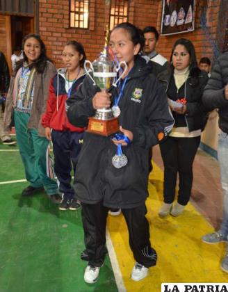 Lourdes Chumacero con el trofeo de campeón en básquet damas
