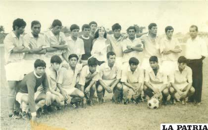 Con la selección orureña de fútbol en 1972, el segundo de los de cuclillas