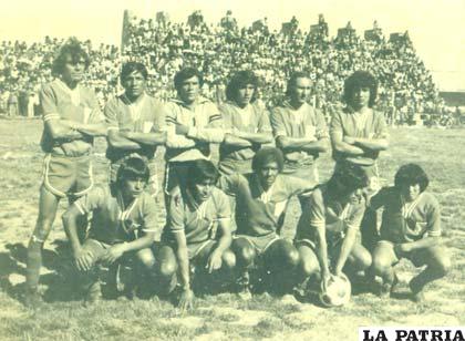 Deportivo Enaf en 1979 en la cancha del Oruro Royal, el último de los de cuclillas