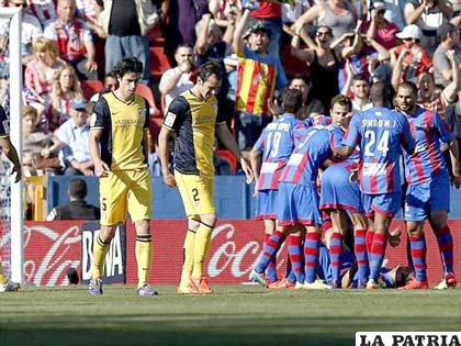 Festejo de los jugadores del Levante ante la tristeza de los del Atlético