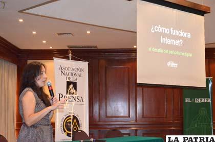 Paz Peña, explicó las bondades y desventajas del internet para el periodismo