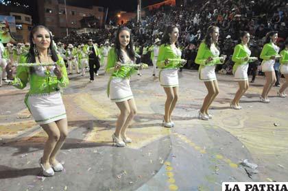 Un bloque de los Doctorcitos Itos durante la entrada del Carnaval de Oruro 2014