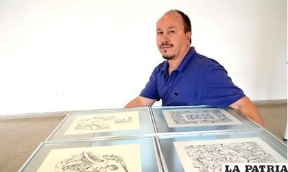 El artista junto a sus obras