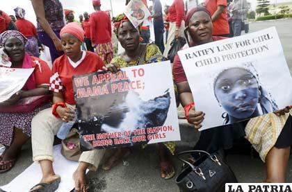 Países demandan liberación de niñas raptadas en Nigeria